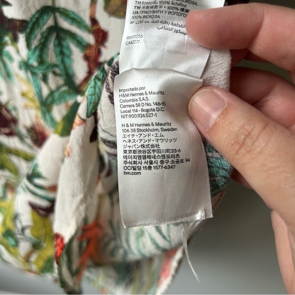 H&M tropical floral print v-neck blouse - Picture 8 of 8